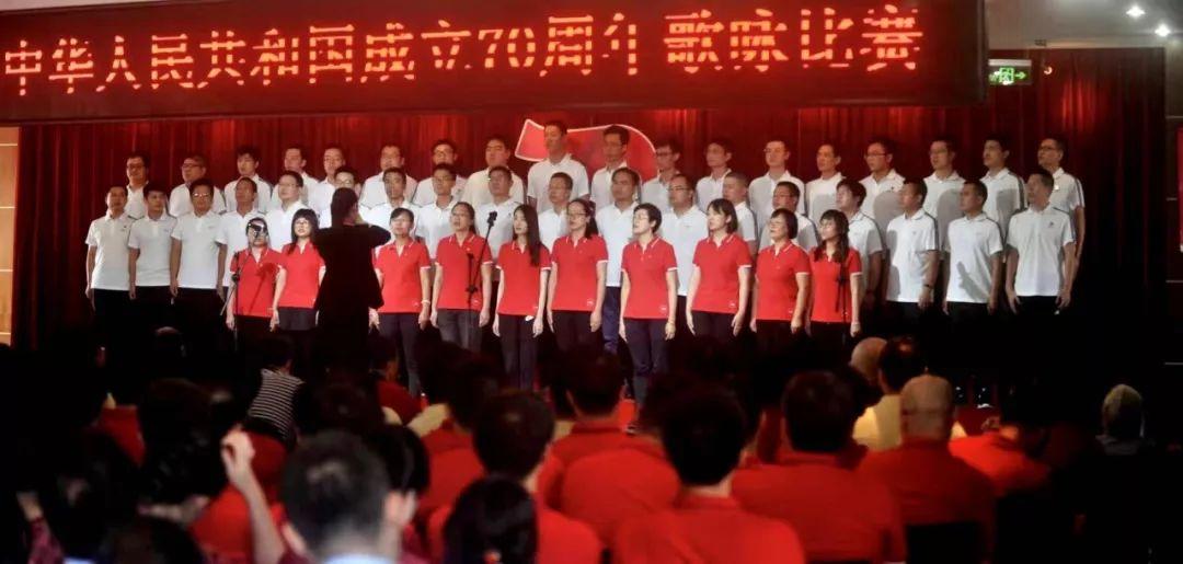 白鹿与狗仔“和谐共处”?聚餐发现被拍,竟大方打招呼竖大拇指!